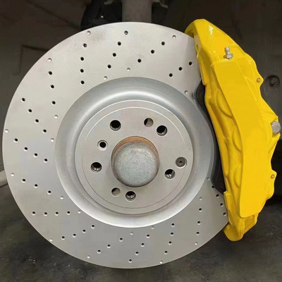 6 piston kẹp phanh màu vàng Mercedes với rôto carbon cao